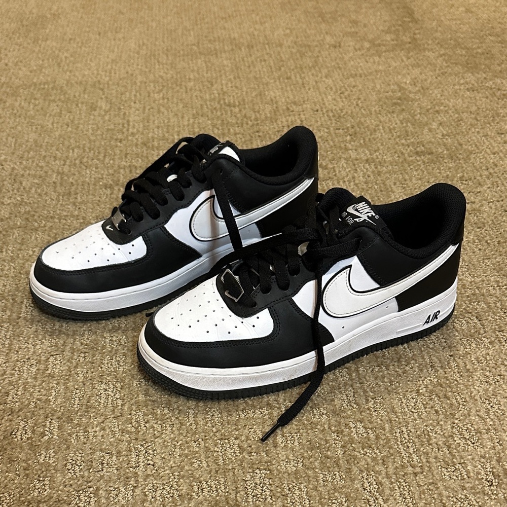 Men’s Nike Air Force 1 ‘07 low-top sneakers in “Panda”